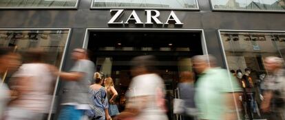 Varias personas pasan por delante de una tienda de Zara.