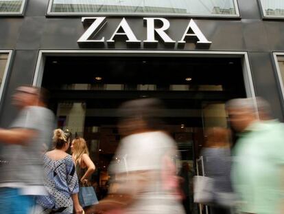 Varias personas pasan por delante de una tienda de Zara.