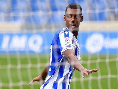 Isak celebra uno de sus goles al Alavés