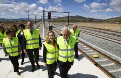 La ministra de Fomento, Ana Pastor (2d), y el ministro de Exteriores, José Manuel García-Margallo (d), junto al president de la Generalitat, Alberto Fabra (2i), y la presidenta de la Diputación de Alicante, Luisa Pastor, entre otras autoridades, durante la visita que han realizado a las obras del AVE en la provincia de Alicante. EFE/Archivo