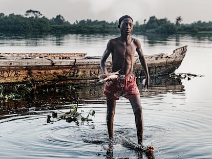 Amanece en Maranatha Beach y Kessah Amevor, de 11 años, acaba de bajar de la barca Believe y aprovecha para coger algunos peces en la orilla. Una vez concluidos los trabajos de atraque del Believe, comienza la subasta del género sobre la arena de la playa. El propio Kessah se encarga de llenar la canasta de su madre con el pescado del día, cuyo valor asciende a dos euros. Inmediatamente, madre e hijo recogen sus pertenencias y ponen rumbo a su casa.