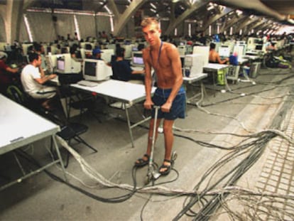 Un participante en la Campus Party se desplaza con un patinete por el Museo Príncipe Felipe.