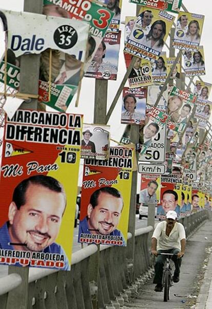 Este domingo 15 de octubre, Ecuador vive la primera vuelta de las elecciones presidenciales. El ganador sustituirá a Alfredo Palacios, que desde el 20 de abril de 2005 asumió la Presidencia en reemplazo al ex coronel del Ejército Lucio Gutiérrez, que fue destituido por el Parlamento tras manifestaciones populares.