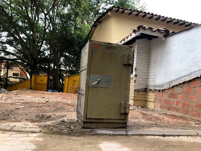 Una caja fuerte que quedó en el sitio donde fue demolida la casa, en Medellín (Colombia).
