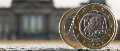 Dos monedas de euro, una de ellas acu&ntilde;ada en Grecia 