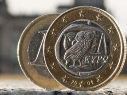 Dos monedas de euro, una de ellas acu&ntilde;ada en Grecia 