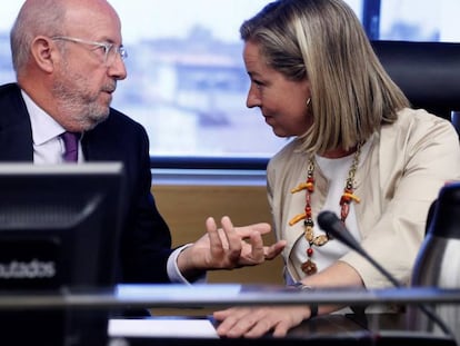 El expresidente del Banco Popular Emilio Saracho conversa con la presidenta de la comisión, Ana Oramas, durante su comparecencia ante la Comisión del Congreso que investiga la crisis financiera y el rescate bancario. 