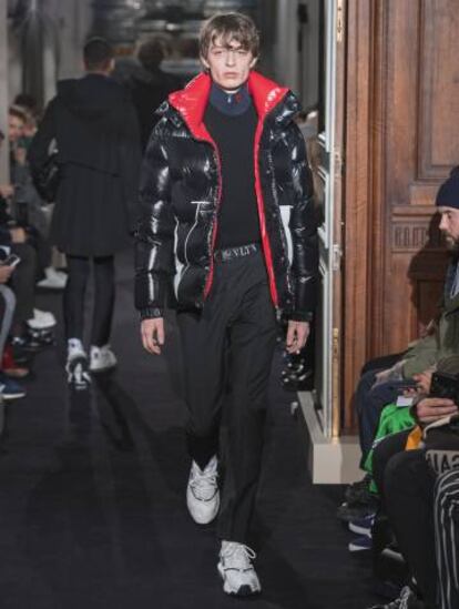 Pierpaolo Piccioli ha instalado la ropa deportiva en Valentino con éxito. El próximo otoño ofrece unas nuevas deportivas, la continuación del proyecto VLTN y una flamante colaboración con los célebres plumíferos Moncler.