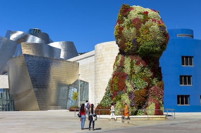 'Puppy' (1992), obra del artista pop Jeff Koons, es la mascota del Guggenheim Bilbao. La escultura, que supera los 12 metros de alto y las 15 toneladas de peso, recibe a los visitantes del museo siempre cubierta por un manto de plantas naturales, que se renuevan cuando pierden su floración. Fue concebida por su autor como un jardín clásico europeo con forma de cachorro de terrier gigante.