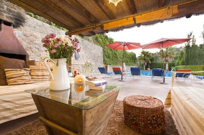 Vista de la piscina y del exterior de la casa rural de Priego.