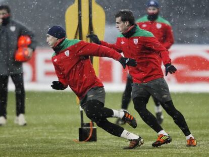 Los jugadores del Athletic se ejercitan en el estadio donde hoy se juega el partido.