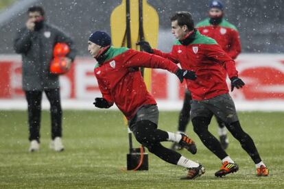 Los jugadores del Athletic se ejercitan en el estadio donde hoy se juega el partido.