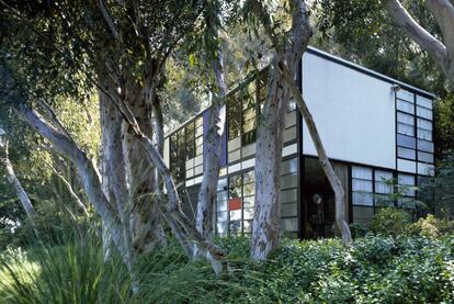 Ray y Charles Eames diseñaron esta mítica casa en Los Ángeles (California, EE UU), en 1945 y vivieron y trabajaron en ella desde su construcción, en 1949, hasta su muerte (Charles falleció en 1978 y Ray en 1988).