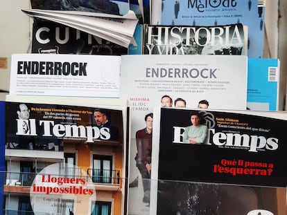 Algunas de las revistas que desaparecerán de las estanterías de la biblioteca de Borriana tras suspenderse a partir de enero su suscripción por parte de Vox, que las considera "catalanistas".