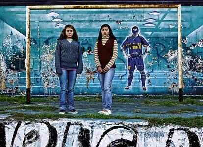 Las gemelas Ivanna y Lucía, hace cinco años, en una esquina cercana al estadio del Boca.