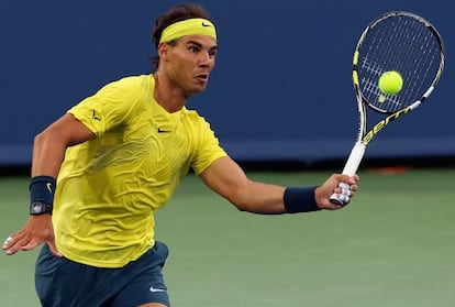 Nadal devuelve una bola en Cincinnati.