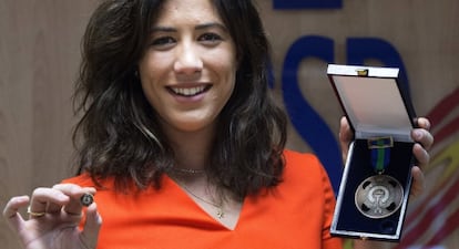 Muguruza posa con la medalla ayer jueves en Madrid.