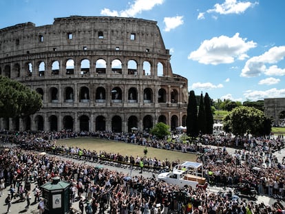 La comitiva fúnebre del Papa Francisco pasa por delante del Coliseo, este sábado en Roma.