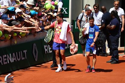 Alcara, al acceder a la pista; Ferrero, detrás, con gafas y de blanco. / ROLAND GARROS