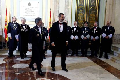 El Rei Felip VI amb el president del Tribunal Suprem, Carlos Lesmes, aquest dilluns.
