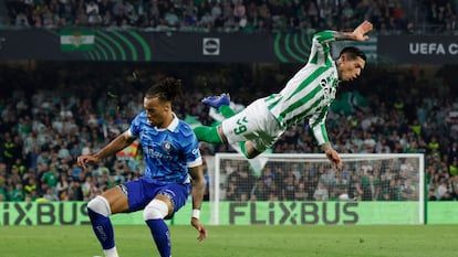 El delantero bético Chimy Avila salta ante la entrada de Brown, autor del gol del Gent.
