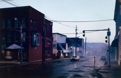 Untitled (Merchant&#039;s Row), verano (2003), de Gregory Crewdson. 