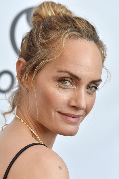 Amber Valletta lo eleva varios centímetros y suaviza el efecto con baby hairs, esos mechones frontales de los que hace no tanto se renegaba.