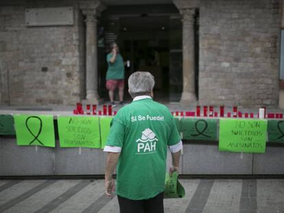 Concentració de la PAH davant l'Ajuntament de Cornellà de Llobregat el passat 15 de juny.