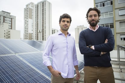 Apesar da escassa ajuda governamental, algumas empresas como a Axis Renováveis –dos engenheiros Luiz Pacheco e Marcelo Vicintin– propõe soluções inovadoras e ecológicas para empresas: eletricidade solar barata sem desembolsar um centavo em investimento ou manutenção.