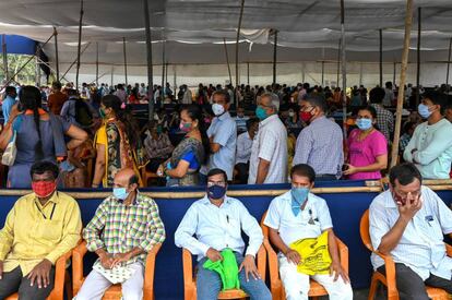 En medio de la emergencia, el Gobierno anunció la apertura de una vía rápida para aprobar el uso de otras vacunas importadas que ya hubieran conseguido licencia de uso en otro país. En la imagen, colas de gente para vacunarse en Bombay, este sábado.