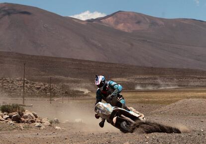 El piloto francés Bruno Bony resbala con su moto al pasar por el Kui, a 120 kilómetros de Uyuni (Bolivia).