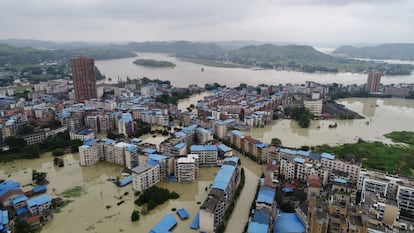 En China, a mediados de julio, al menos 15 personas murieron y cerca de dos millones se vieron afectadas por las inundaciones registradas en Sichuan (oeste) y Gansu (centro). En Sichuan, 101.000 personas fueron evacuadas y 600 viviendas destruidas. En Gansu, alrededor de un millón de personas fueron afectadas por las lluvias y 1.200 viviendas fueron devastadas. En la imagen, una vista aérea de la población de Taihe, en Chongqing, el 12 de julio de 2018.