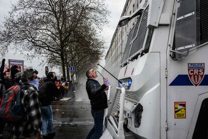 Un hombre grita frente a un vehículo de las fueras de seguridad, este martes en Lyon.