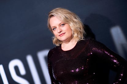 Elisabeth Moss. Los padres de la protagonista de El cuento de la criada pertenecían a la cienciología y criaron dentro de esas creencias a sus dos hijos. Debido a sus trabajos –su madre, Linda, tocaba la armónica en bandas de blues y solía salir de gira, y su padre, Ron, era músico de jazz y promotor– solían viajar a menudo. Eso propició que la actriz tuviera la escuela en casa, algo que podía compatibilizar con su sueño de ser bailarina (acudió durante su adolescencia a la School of American Ballet de Nueva York), que requería ensayos continuos. Fue una alumna aplicada y se graduó con 16 años, pero entonces decidió dejar de lado la danza y volcarse en la interpretación.