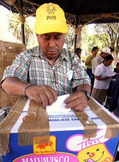 Un mexicano deposita su voto en las elecciones internas del izquierdista PRD, el domingo en Huauchinango, en el Estado de Puebla.