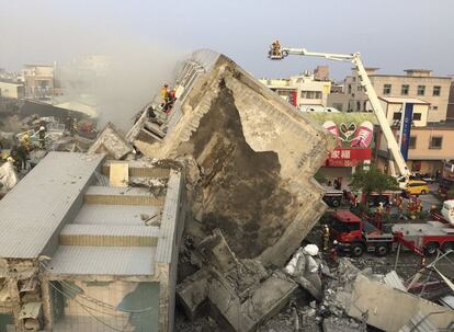 Según el Departamento de Meteorología taiwanés, el epicentro del sismo se localizó en el distrito de Meinong, en la ciudad sureña de Kaohsiung, a una profundidad de apenas 17 kilómetros y a una distancia de unos 43 kilómetros de Tainan.