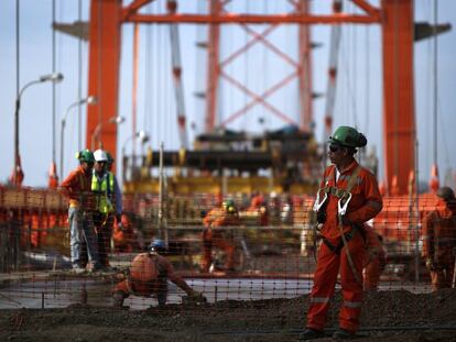 Operarios de la brasileña Odebrecht trabajan en la construcción del Puente Continental, en la Amazonía peruana.