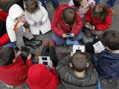 Un grupo de ni&ntilde;os juegan con videoconsolas