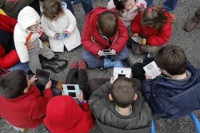 Un grupo de niños juegan con videoconsolas