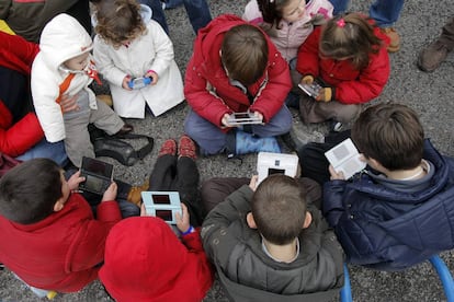 Un grupo de ni&ntilde;os juegan con videoconsolas