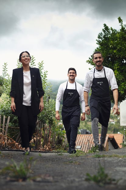 La jefa de sala Delia Melgarejo y el cocinero Javier Cuesta son parte del equipo del restaurante asturiano Monte, liderado por el cocinero Xune Andrade (a la derecha). 