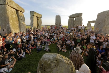 Numerosas personas acuden al monumento de Stonehenge, conocido como "El Templo del Sol", al sur de Inglaterra.