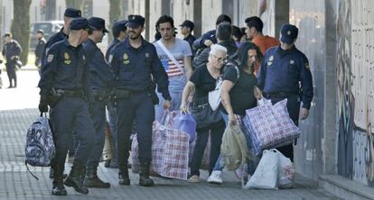La policía desaloja a vecinos de La Utopía, el 6 de abril en Sevilla.