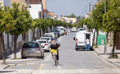 La avenida de Cádiz, en la localidad sevillana de El Cuervo, es una de las calles que pertenecen a la provincia de Cádiz , concretamente a Jerez de la Frontera.