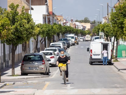 La avenida de Cádiz, en la localidad sevillana de El Cuervo, es una de las calles que pertenecen a la provincia de Cádiz , concretamente a Jerez de la Frontera.