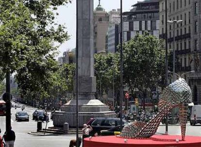 La escultura <i>Sapato Cinderella</i>, de Joana Vasconcelos, en los Jardinets de Gràcia.