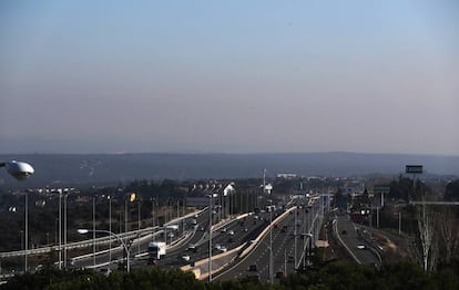 Boina de contaminación sobre la ciudad de Madrid vista desde Torrelodones, este jueves.