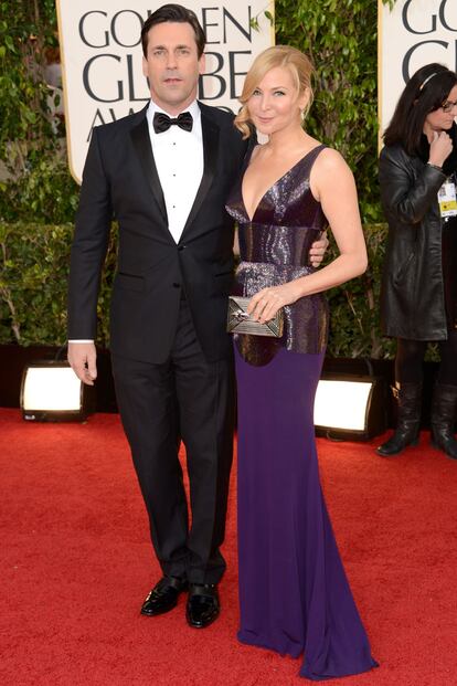 Jon Hamm y señora (la actriz Jennifer Westfeldt) derrocharon elegancia. Él, con su pajarita, y ella con su vestido púrpura de Naeem Khan.