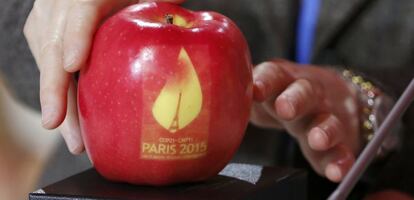 Una manzana marcada con el logo de la COP21.