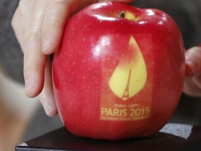 Una manzana marcada con el logo de la COP21.